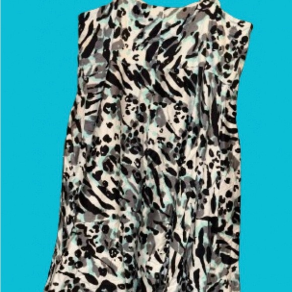 NWOT 3xl  24-26  blue/white floral adjustable ruffle h… - Picture 3 of 6